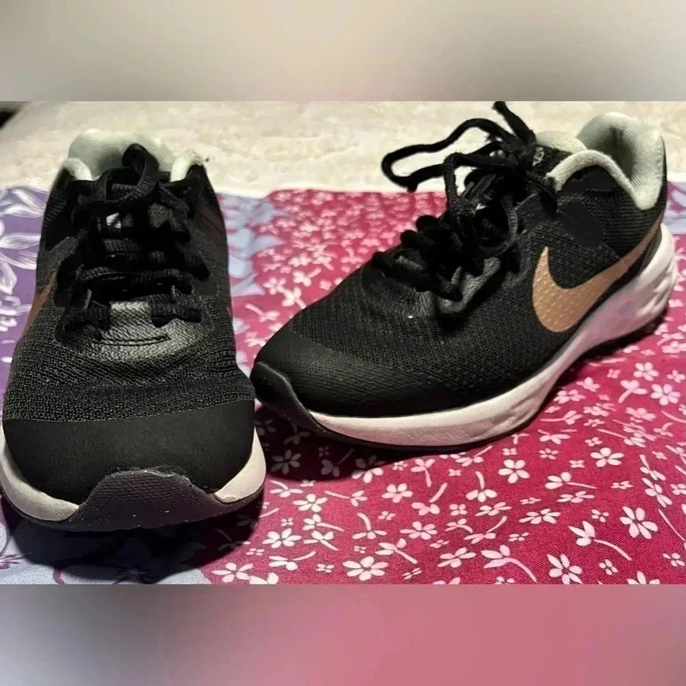 Nike revolution size 4 youth sneakers - Picture 3 of 7